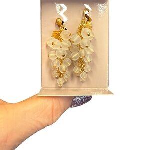 Avon vintage “Frosted Grapes” clip Earrings white/goldtone NIB 1989